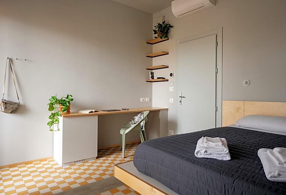 'RE-Dama Hostel