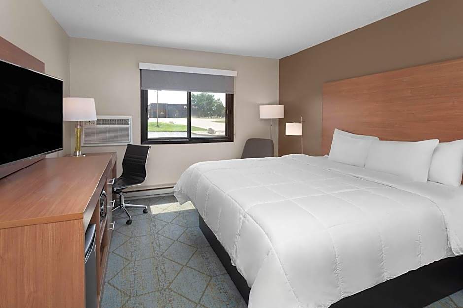 Photo 1 of 9 of 1 King Bed, Mobility Accessible, Bathtub