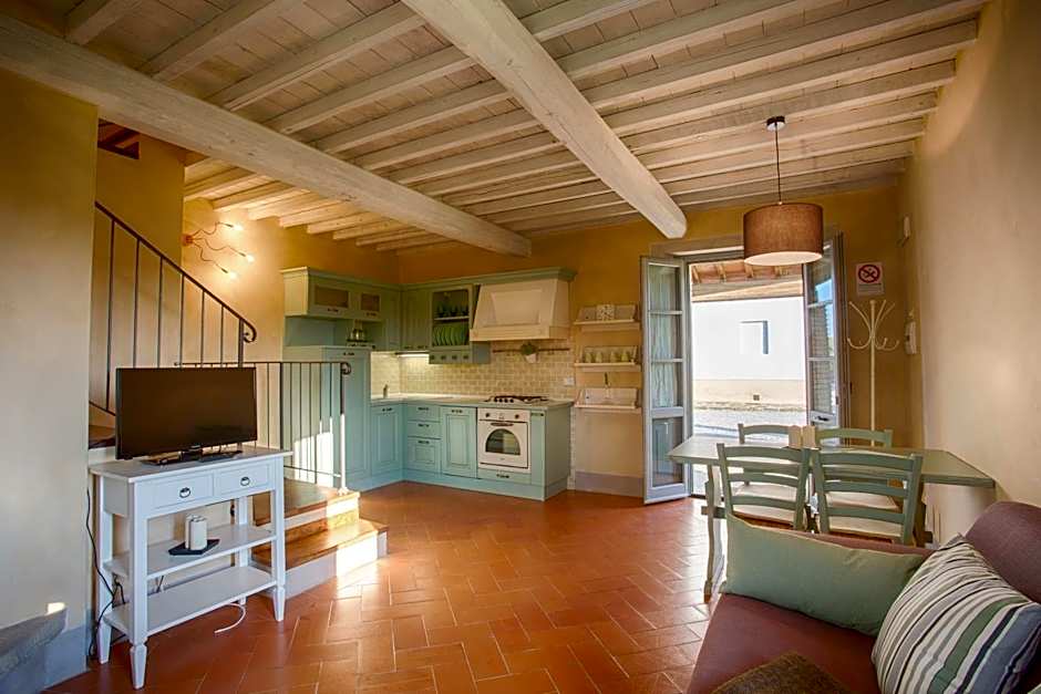 Farmhouse with swimming pool surrounded by greenery just 20 minutes from Arezzo