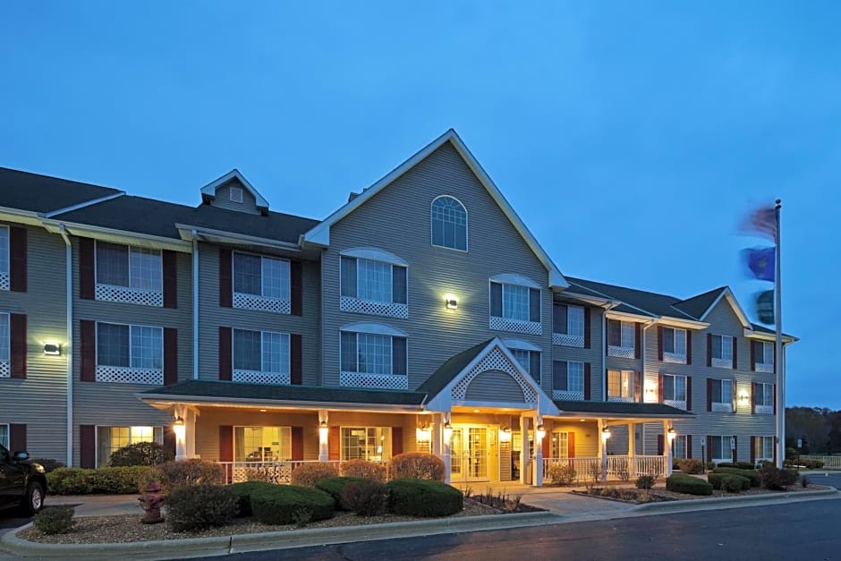 Country Inn & Suites by Radisson, West Bend, WI