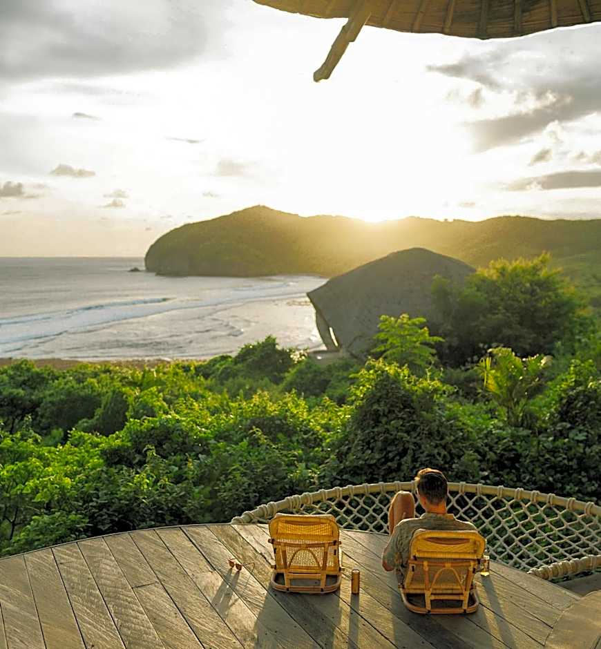 Kini Resort - Luxury Beachfront Bamboo Resort