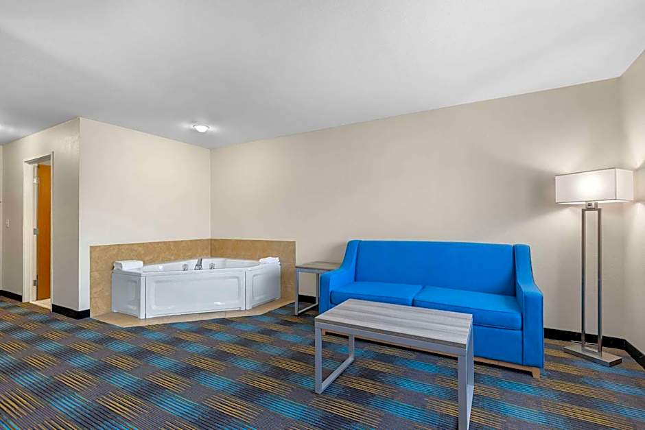 Quality Inn & Suites Fort Madison near Hwy 61