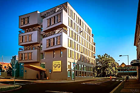Hotel 99