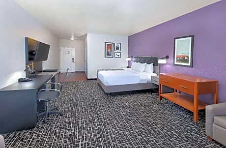 Deluxe King Room with Mobility/Hearing Impaired Access - Non-Smoking