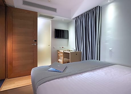 Economy Single Room (1 Queen Bed)