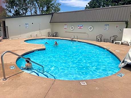 Super 8 by Wyndham Monroe