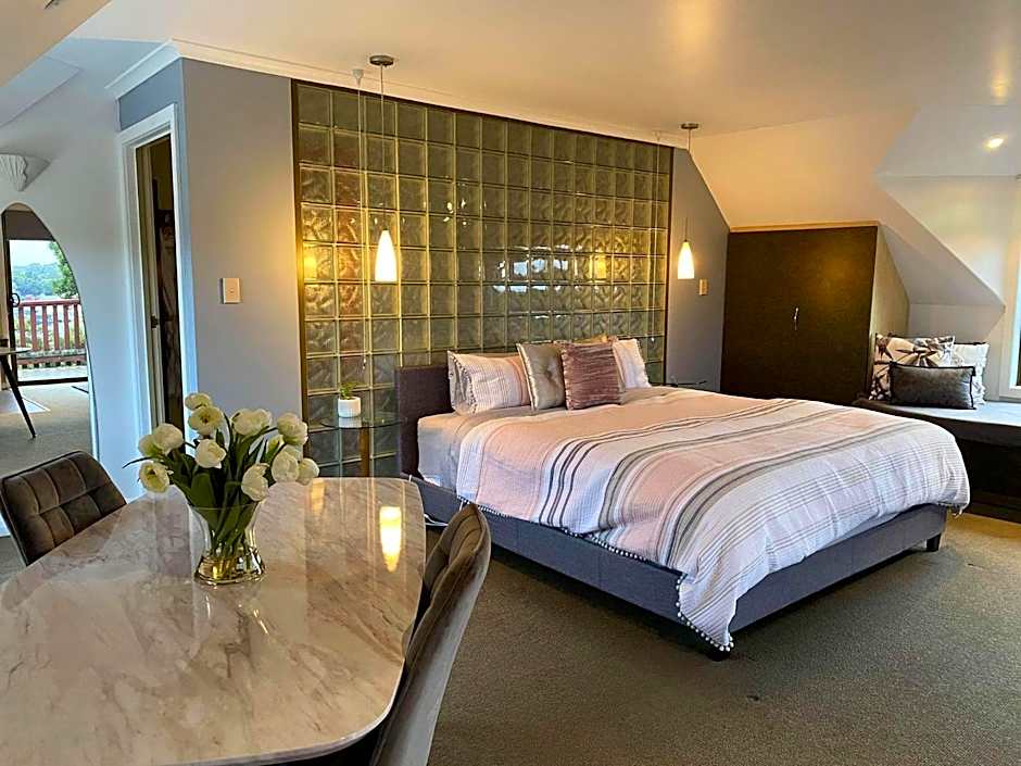 Foto 1 di 8 di 1 King Bed Suite