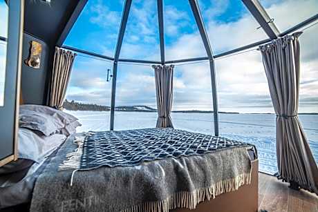 Glass Hut with Lake View