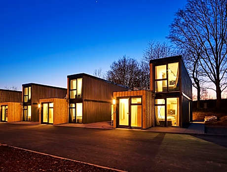 Modern ausgebauter Überseecontainer als Tiny House