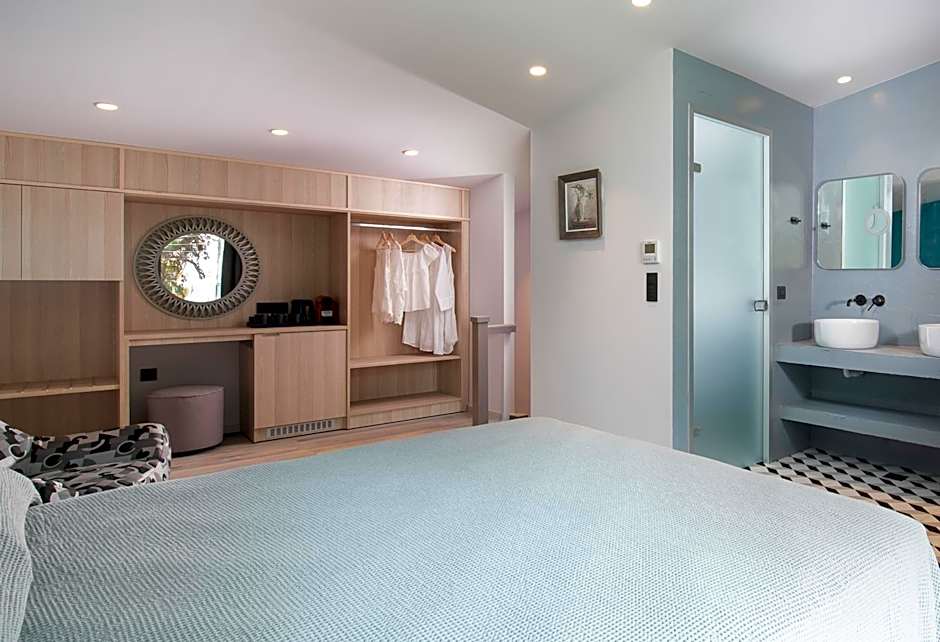 Lagomandra Luxury Suites with Private Pools