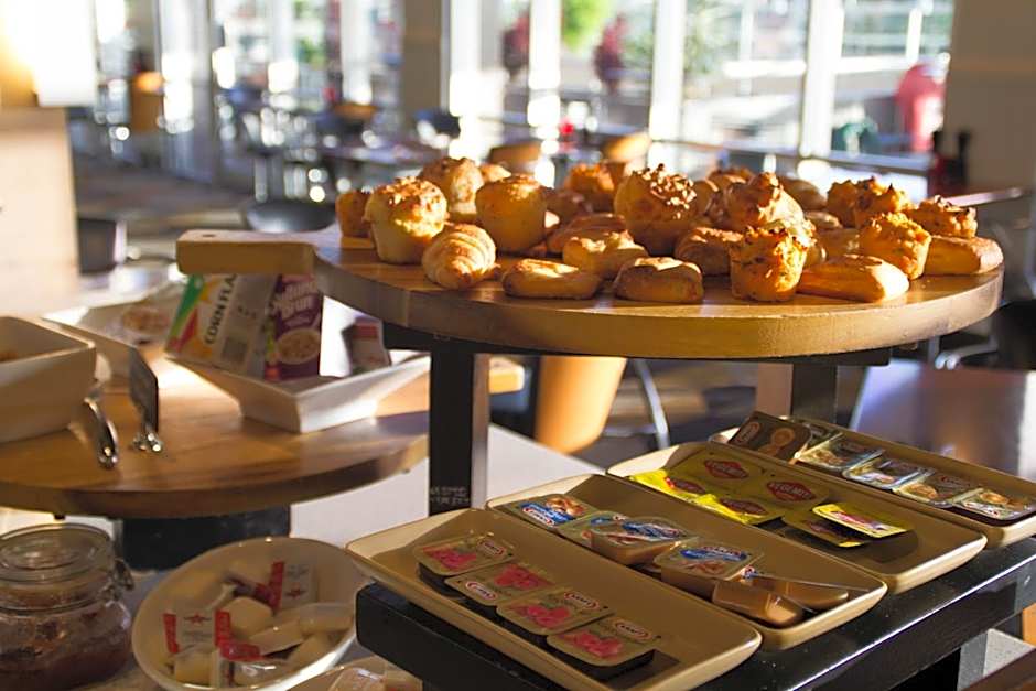 Rydges Gladstone Hotel