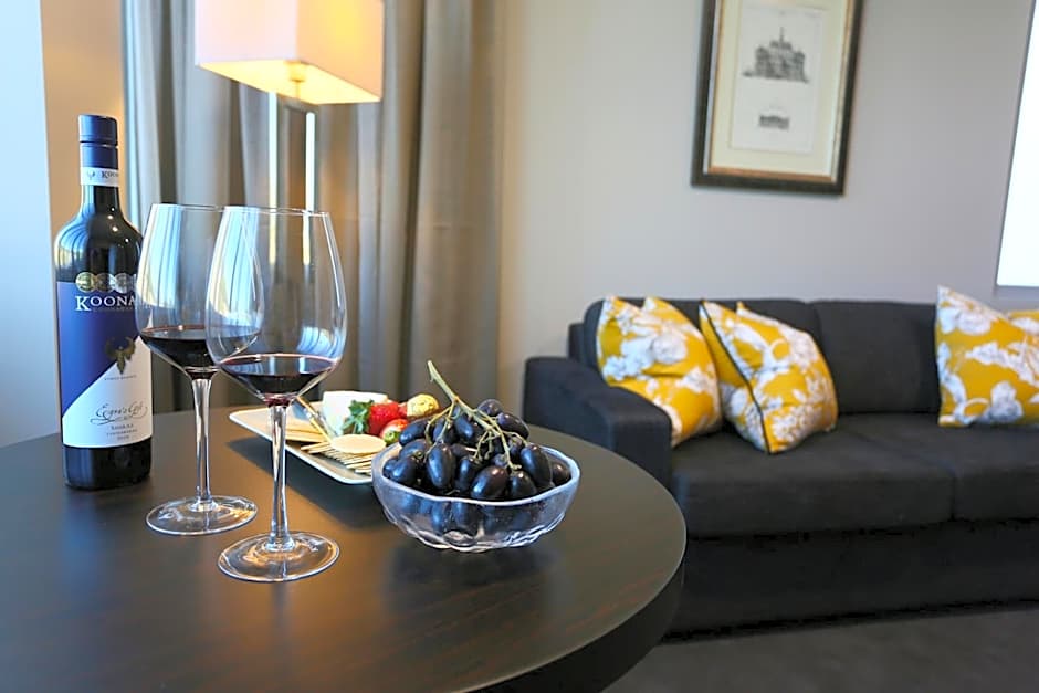 Springfield Lakes Hotel