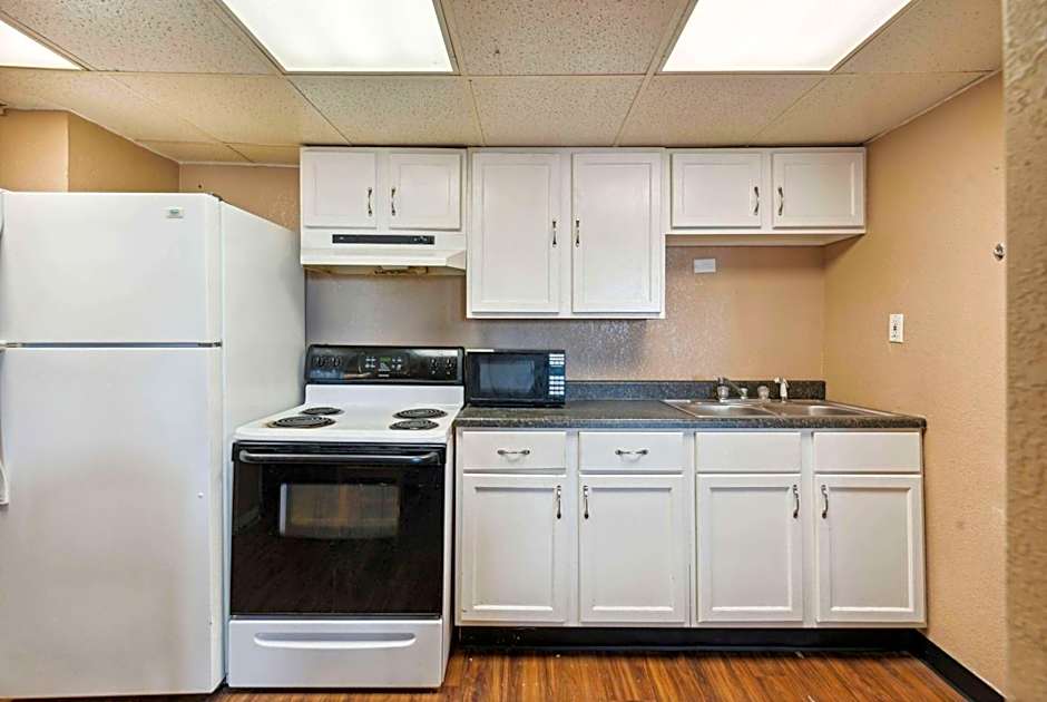 Super 8 by Wyndham Millbury/Toledo