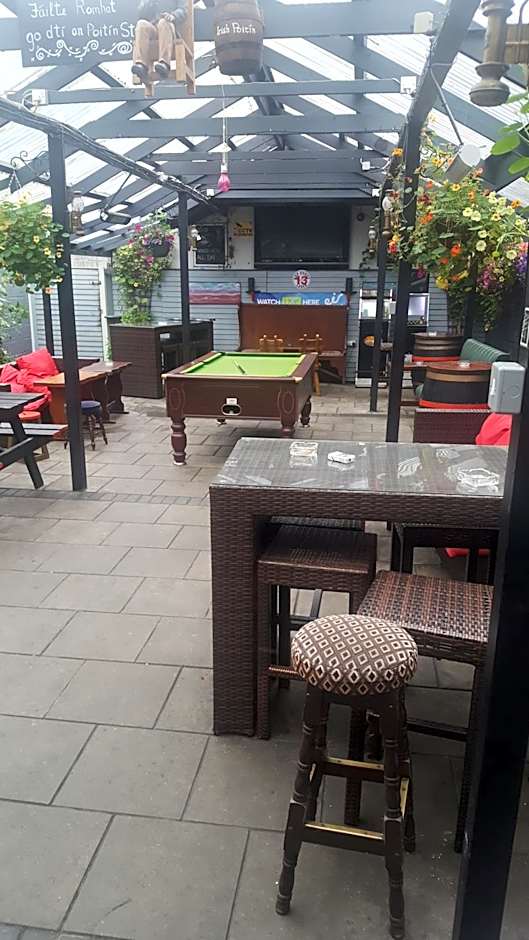 Ridge-Rock Accommodation