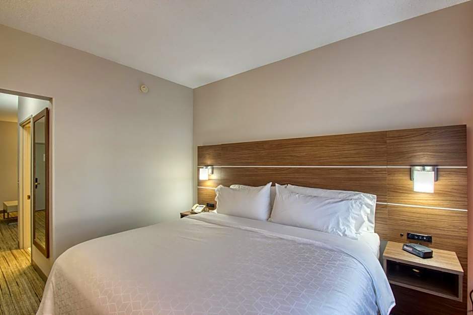 Holiday Inn Express Hotel & Suites Oshkosh - State Route 41 By IHG