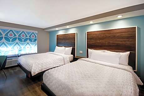 Queen Room with Two Queen Beds - Hearing Access