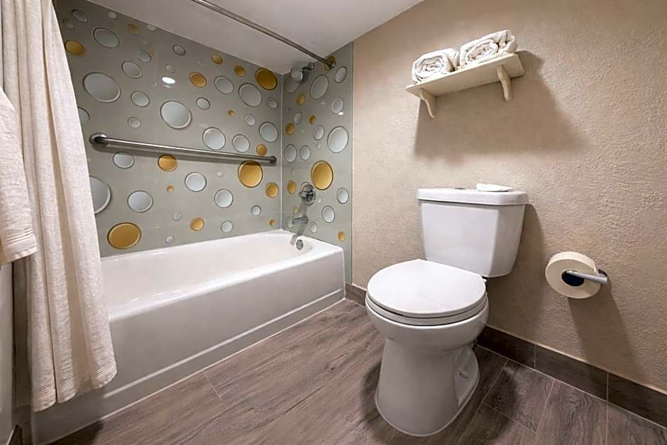 Red Roof Inn & Suites Houston - Hobby Airport