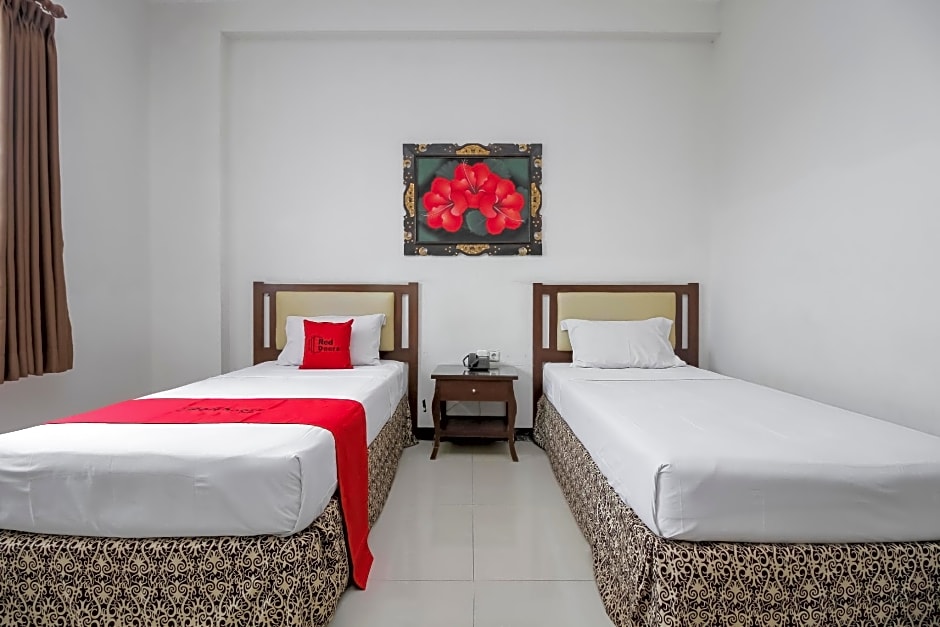 RedDoorz Near Trans Studio Mall 3