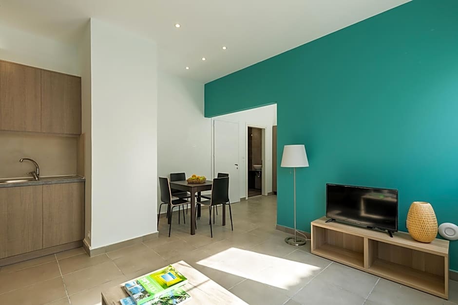 Local Hostel & Suites