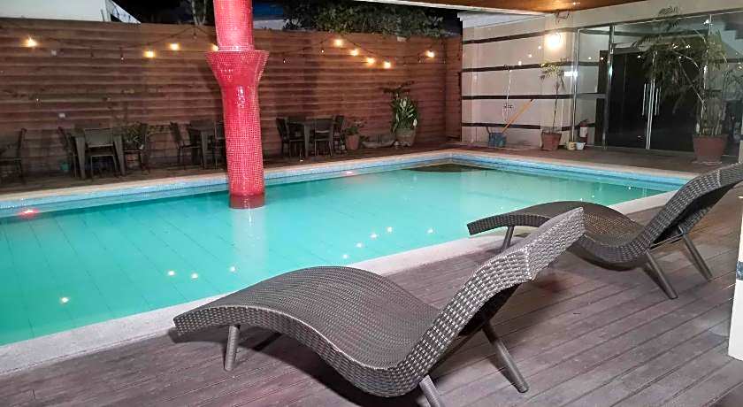 Townhouse Oak Vera Hotel Near Clark International Airport
