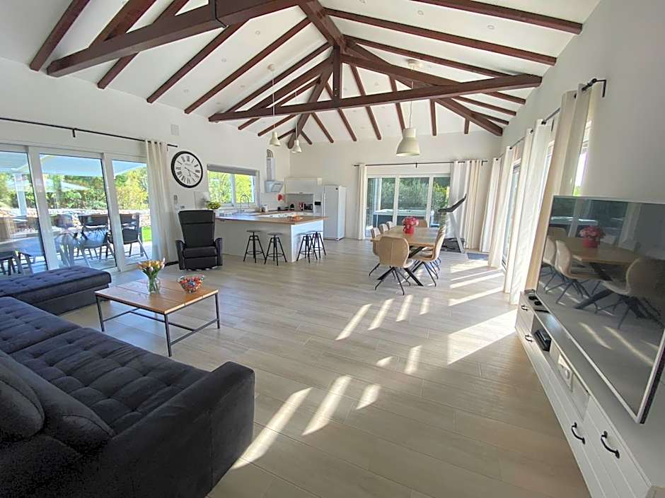 Villa Stella - heated pool, jacuzzi & sauna