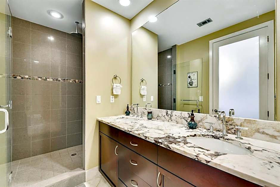XL Terrace, Lazy River, I-O Pools, Game Room, Spa, Beach, Luxury 2-2 Penthouse!