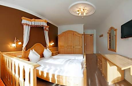 Comfort Double Room with Balcony and Mountain View