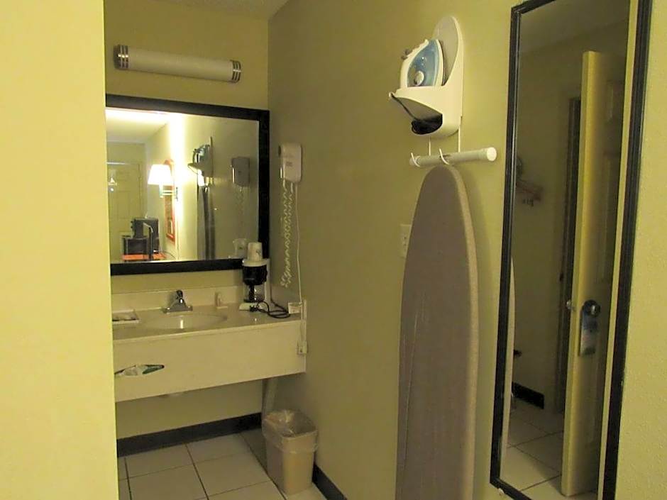 Economy Inn By OYO Ashburn