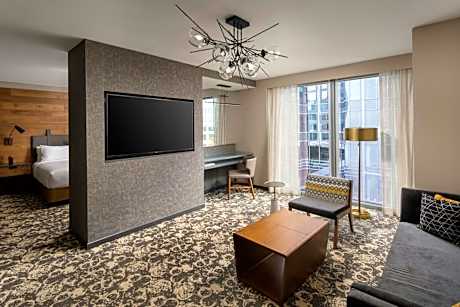 Junior Suite with 1 King, Courtyard view