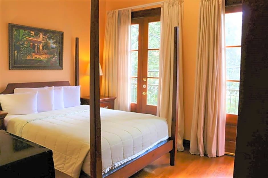 Prytania Oaks Hotel