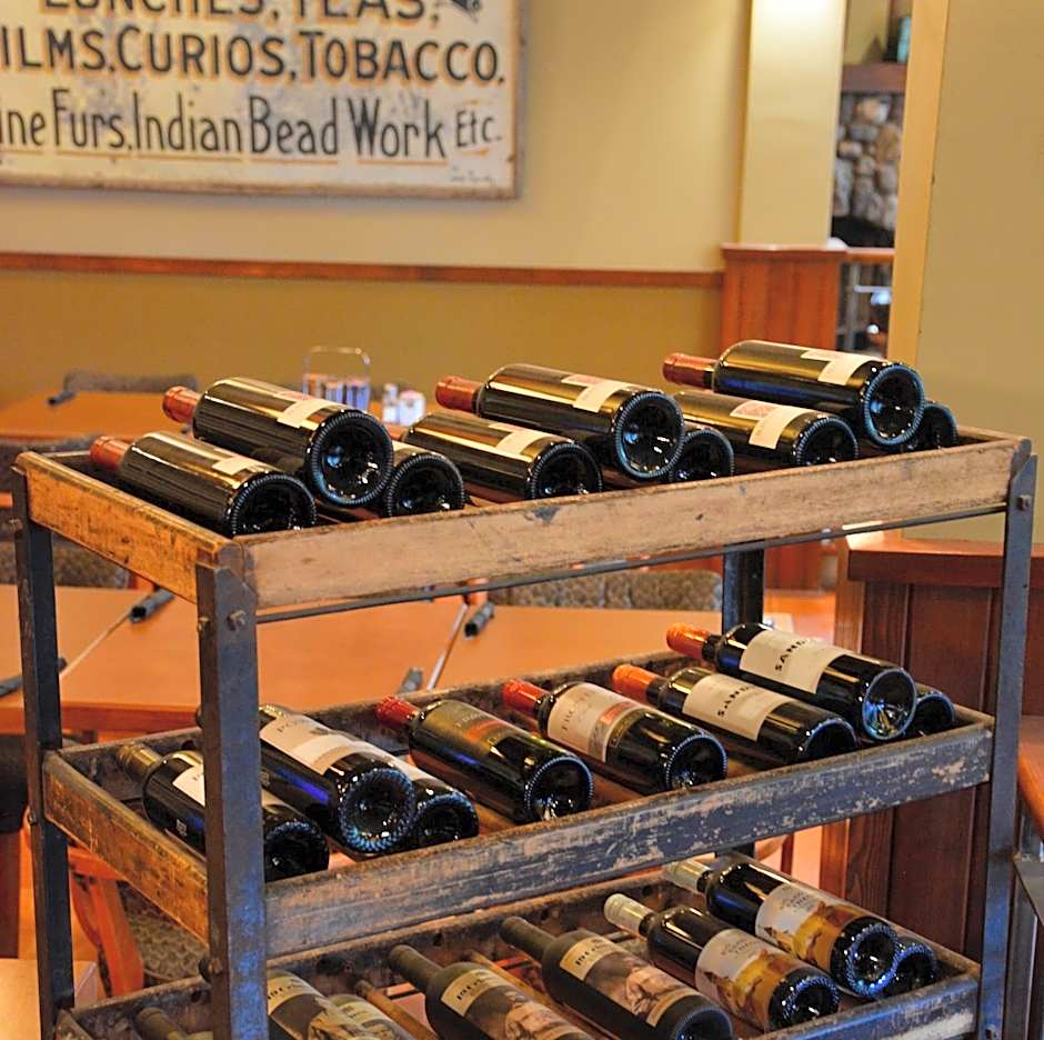 Johnston Canyon Lodge & Bungalows