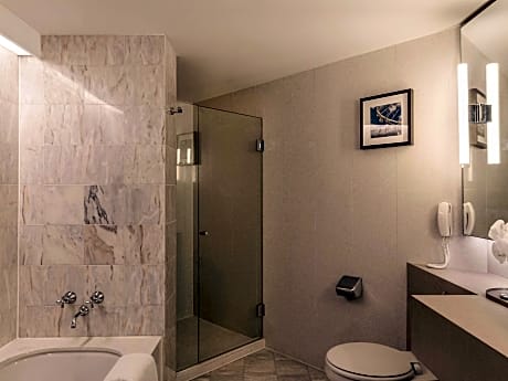 Junior Corner King Suite with Bay and River View