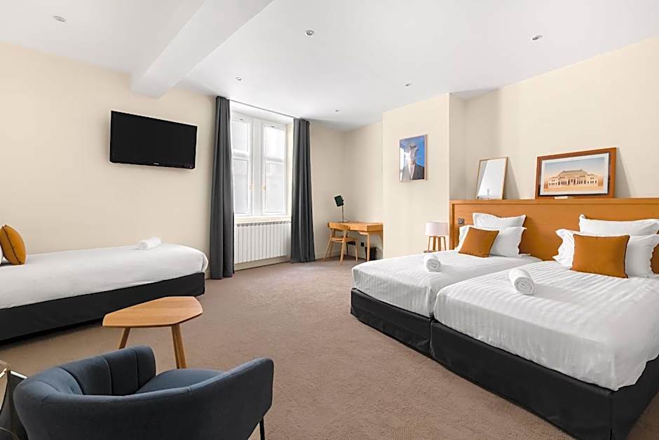 Le Phenix Hotel