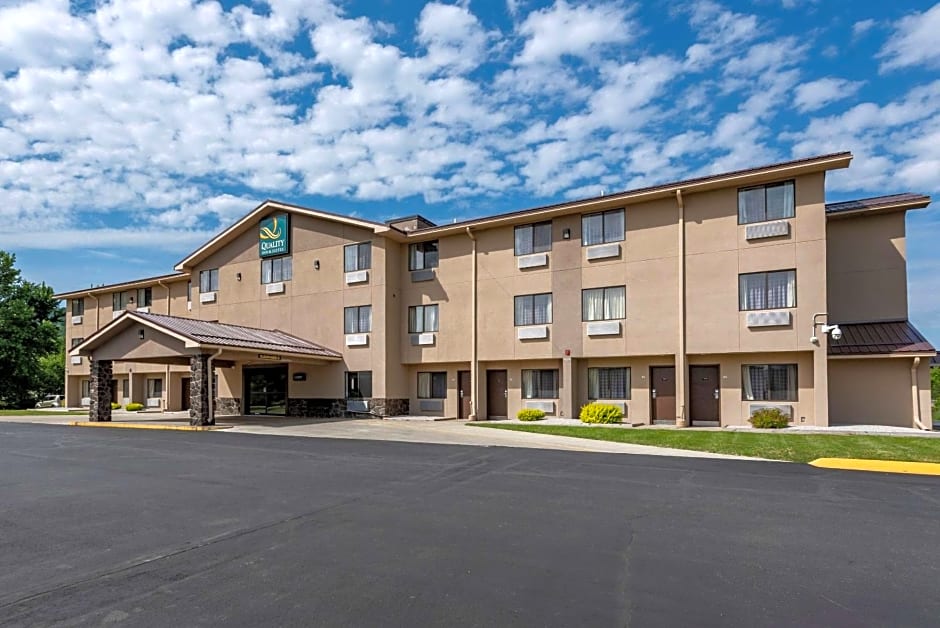 Quality Inn & Suites Warren