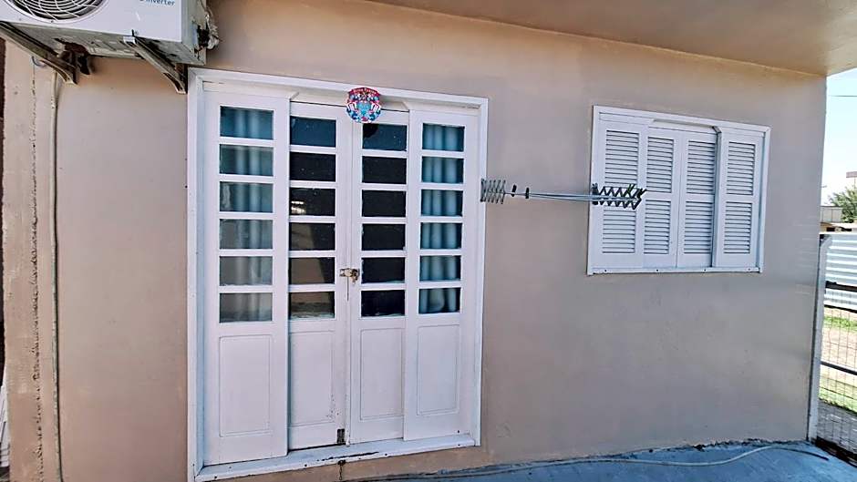 KITNET S2 em TORRES-RS - Na mais bela praia Gaúcha - Cozinha - Banheiro - Ar condicionado - TV smart 32' - Wi-Fi - Estacionamento - Anfitriã Superhost no BnB