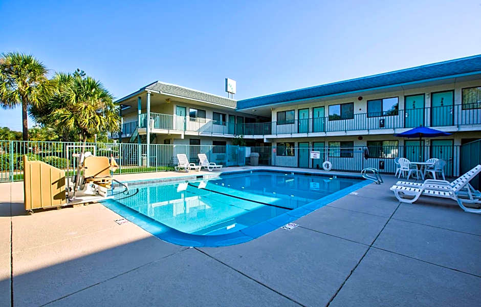 Motel 6-Valdosta, GA - University