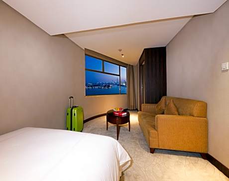 Deluxe Family Room