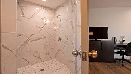 Accessible - 1 King Mobility Accessible Roll In Shower Refrigerator Wi-Fi Non-Smoking