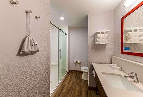 2 Queen Room Fridge And Microwave