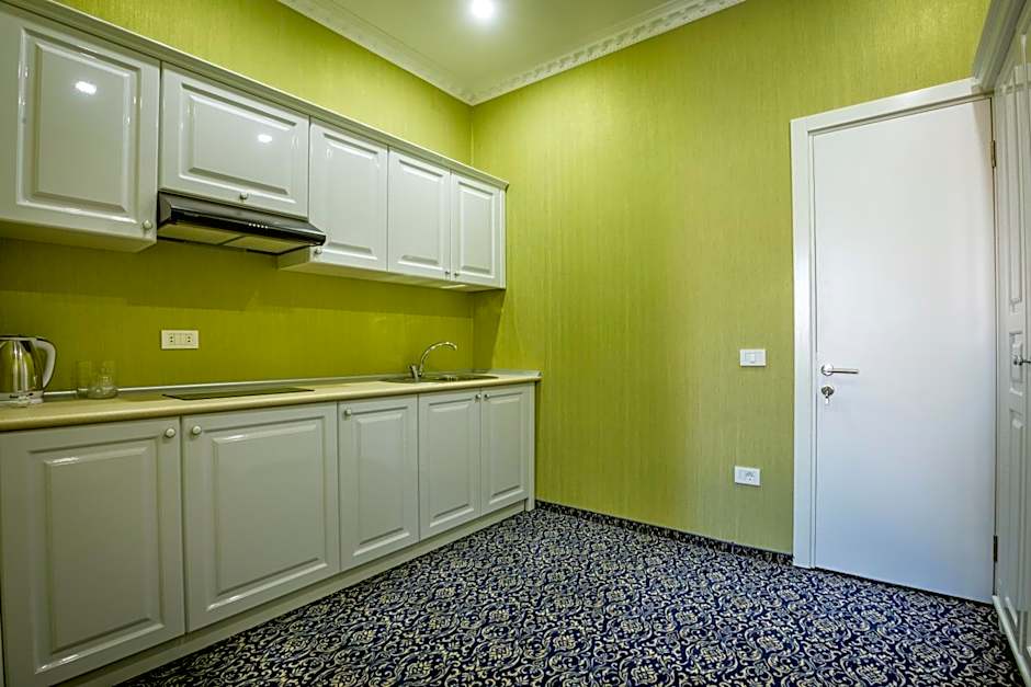 Premier Old Gates Hotel