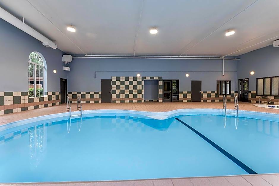 Days Inn & Suites by Wyndham Thunder Bay