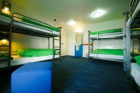 Dormitory Room with Shared Bathroom (5 Adults)