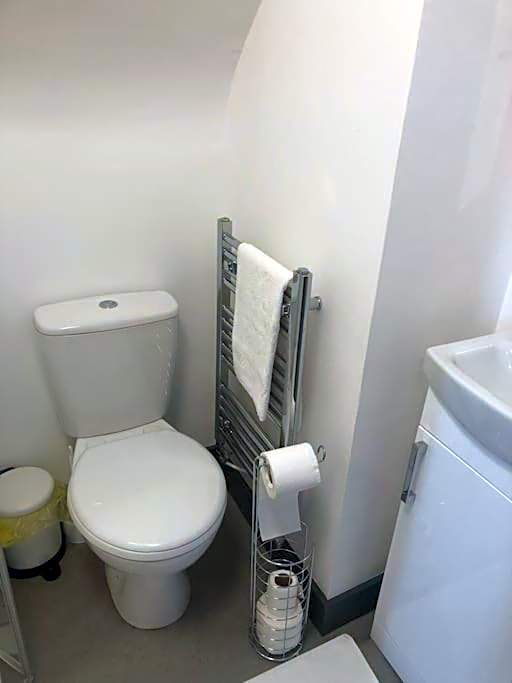 Newly refurbished studio, great location 8 studios