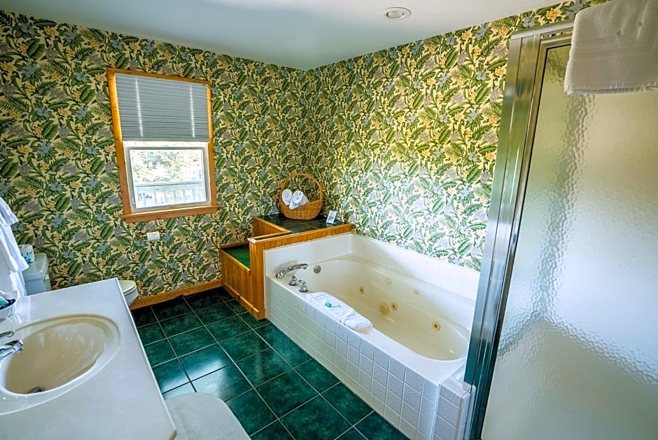The Ocracoke Harbor Inn