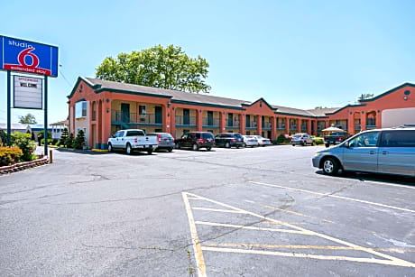 Bay Side Inn & Suites