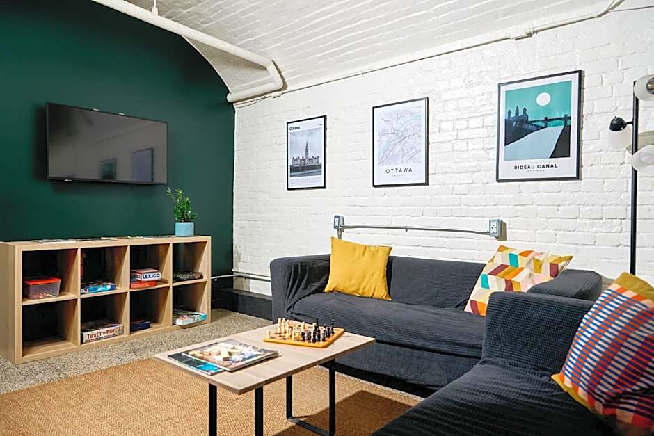 Saintlo Ottawa Jail Hostel