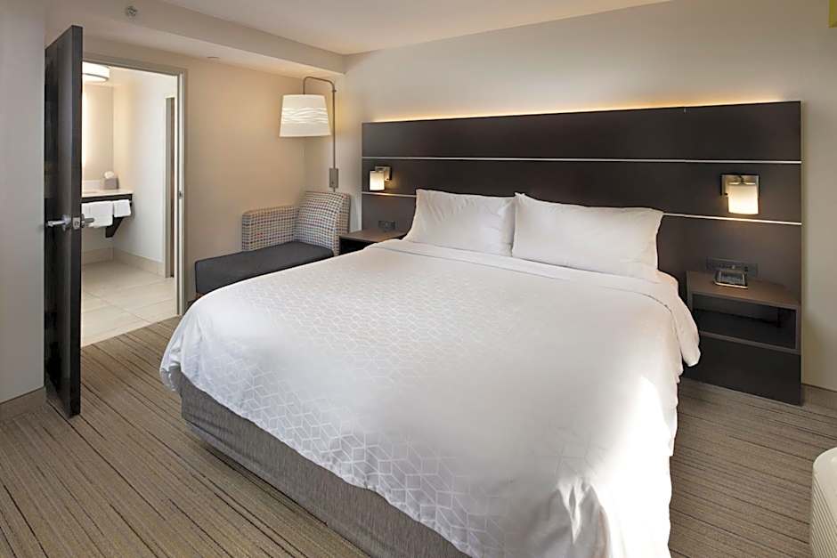 Photo 1 of 4 of 1 King Bed Suite, Mountain View