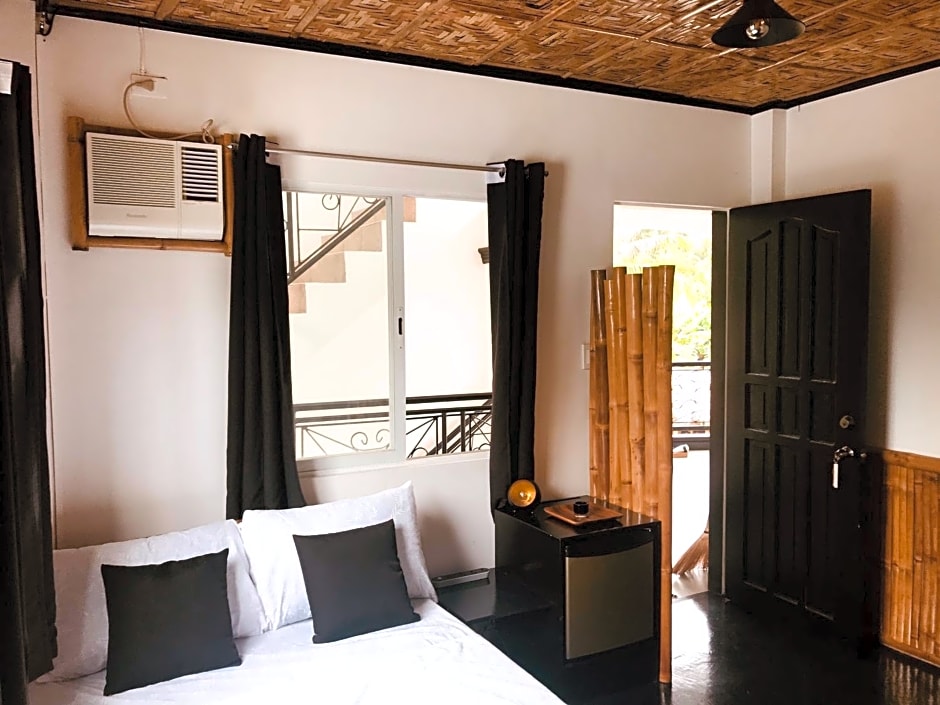 Everyday Sunday Hotel & Cafe