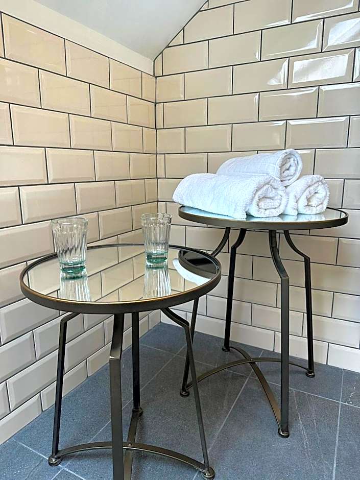 Rooms Above Sugar Boat