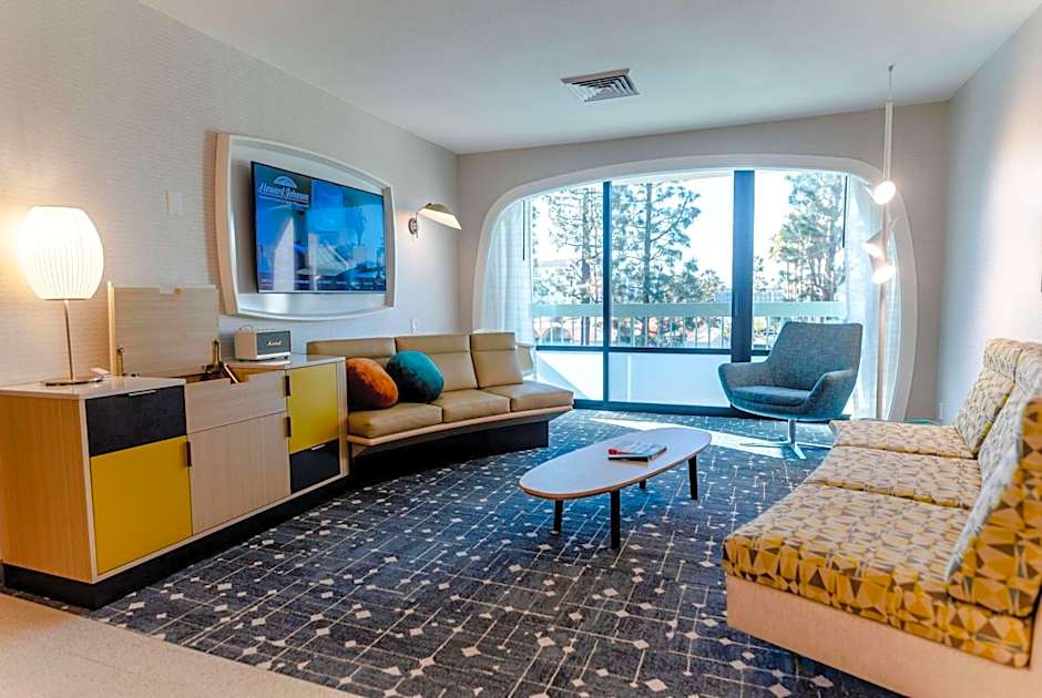 Howard Johnson by Wyndham Anaheim Hotel & Water Playground